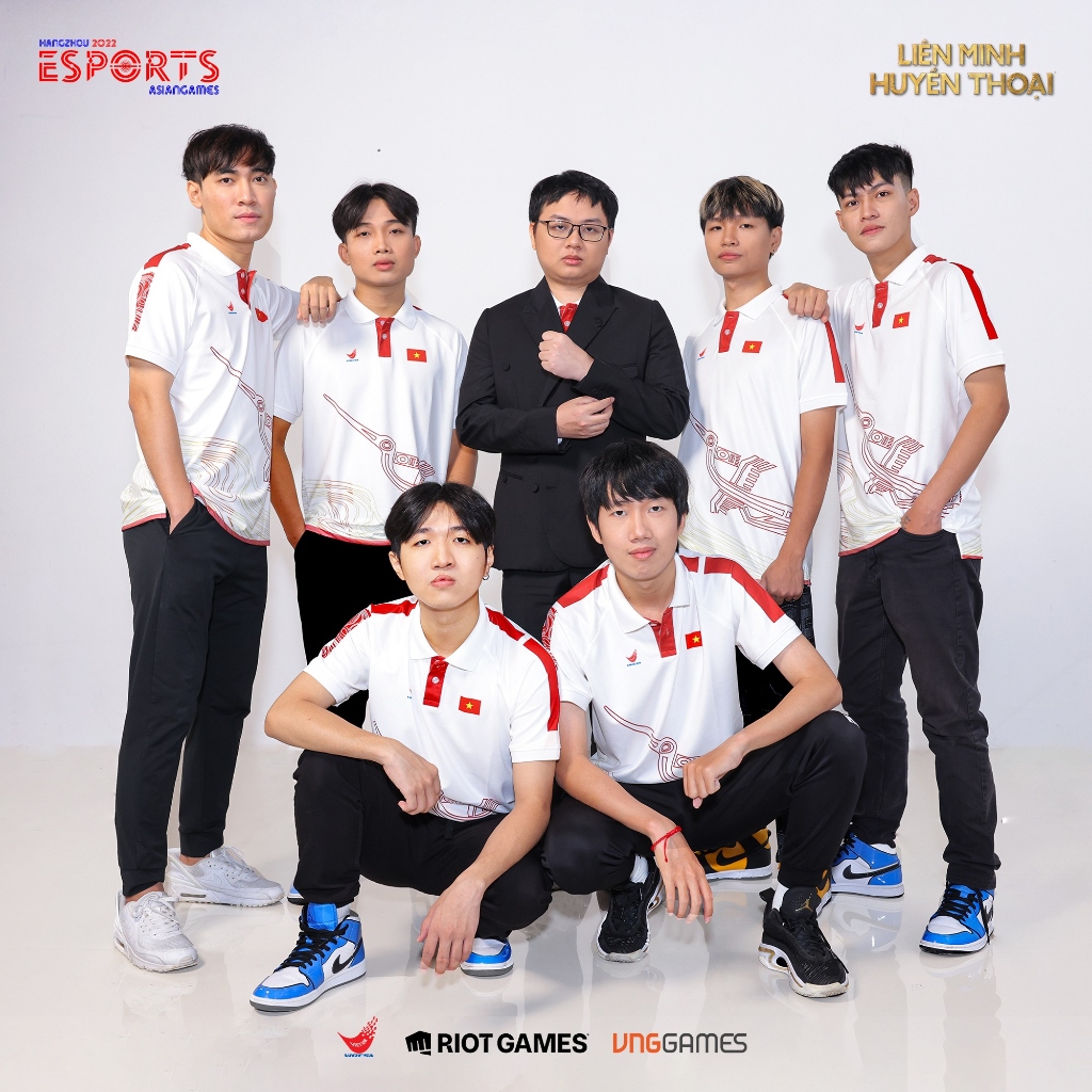 Đội tuyển Liên Minh Huyền Thoại Việt Nam tham dự Asian Games cùng ban huấn luyện và ban tổ chức